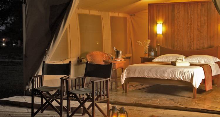 Luxe tentenkamp accommodatie 's nachts.