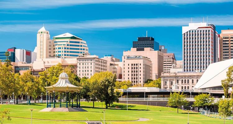 Stadtlandschaft mit modernen Gebäuden und Grünflächen.
