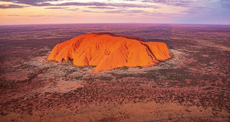 Ikonischer Blick auf Uluru bei Sonnenuntergang im australischen Outback.