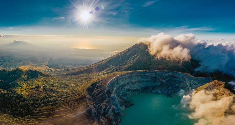 Vue aérienne du mont Bromo avec un cratère et de la brume autour.