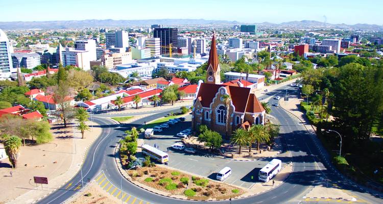 Eine Luftaufnahme des Stadtzentrums von Windhoek mit der Christuskirche im Vordergrund.