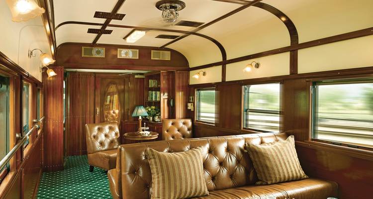 Zugabteil-Innenraum mit Ledersitzen und Fensterblick.