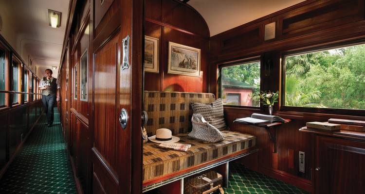 Zuginnenkorridor mit einer gehenden Person.