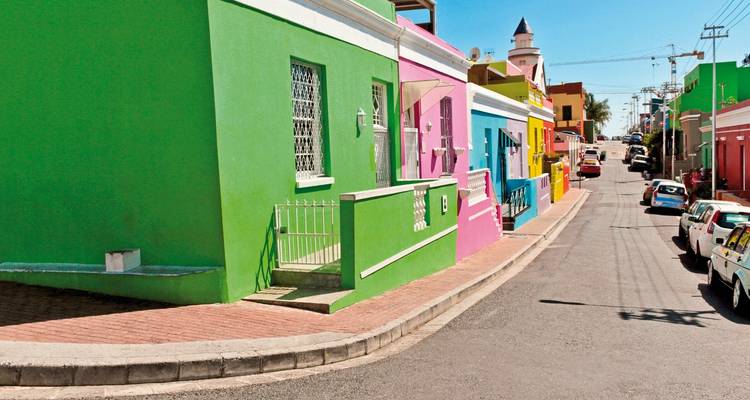 Bâtiments colorés sur une rue de la ville
