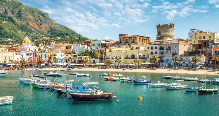 Hafen mit Booten und historischen Gebäuden am Meer
