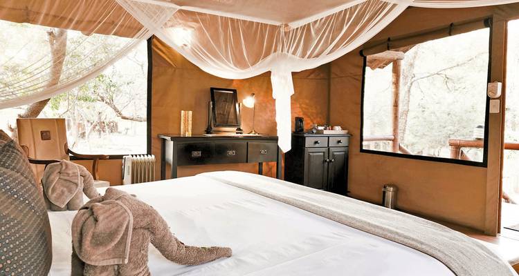 Luxuriöses Safari-Zelt-Interieur mit eleganter Dekoration.