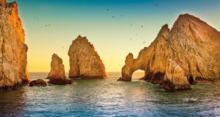 Formations rocheuses spectaculaires dans la mer au coucher du soleil.