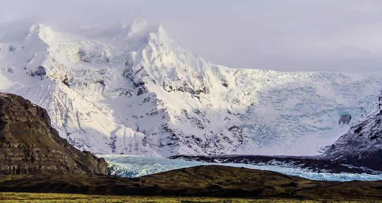Gletscherlandschaft mit schneebedeckten Bergen.