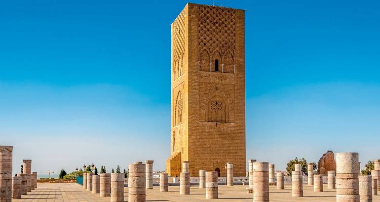 Hassan-Turm in Rabat inmitten eines Säulenfeldes.
