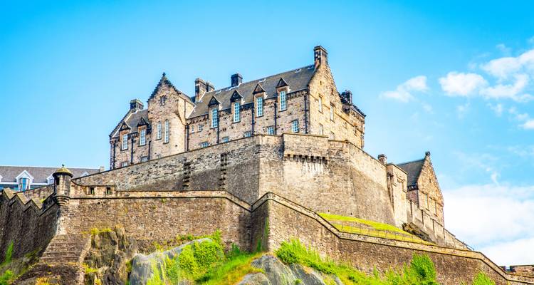 Edinburgh Castle unter einem hellen Himmel, thronend auf Castle Rock.