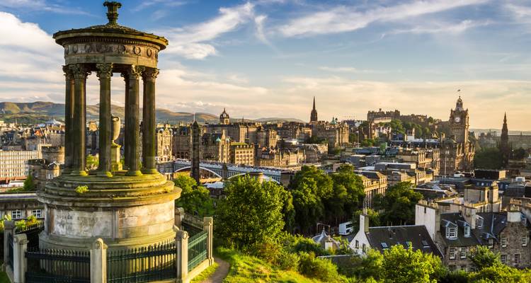 Panoramablick auf Edinburgh vom Calton Hill mit historischen Denkmälern.