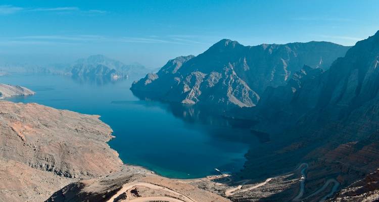 Schilderachtig uitzicht op bergen en water met een serene sfeer.