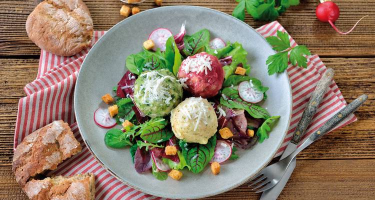 Bord met dumplings op een slabedje met brood ernaast.