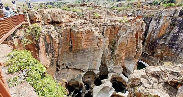 Felsformationen mit Menschen, die auf einer Brücke gehen.