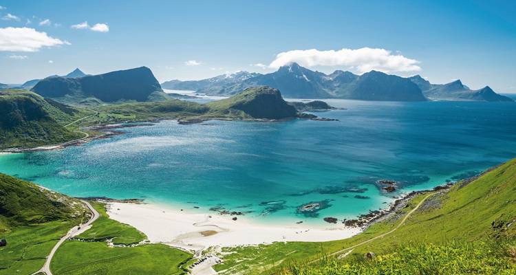 Kustlandschap met turquoise wateren en bergketen