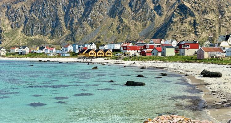 Kustdorp met kleurrijke huizen en zandstrand