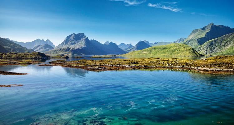 Lofoten fjord met kalme wateren en majestueuze bergen