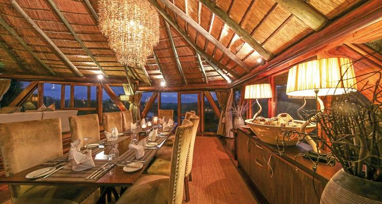 Luxuriöses Esszimmer-Interieur mit gedecktem Tisch für das Abendessen.