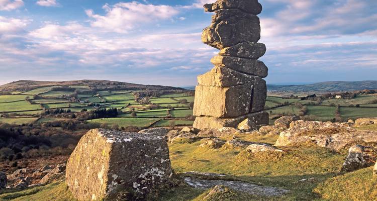 Steinstruktur auf einem Hügel mit Blick auf die pastorale Landschaft.