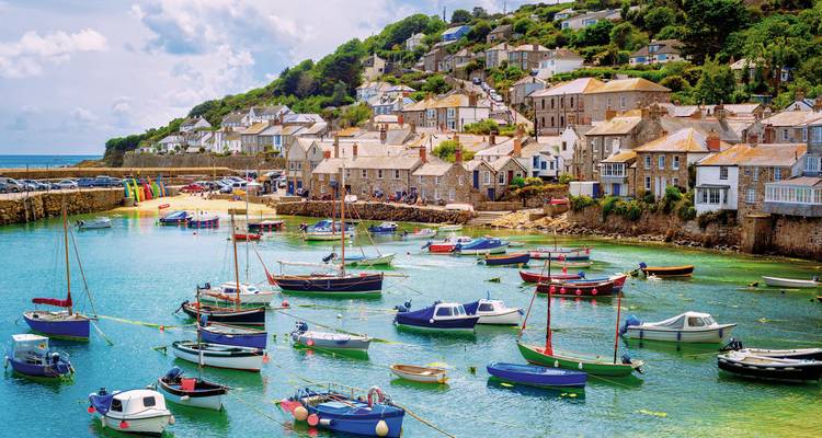 Charmante Küstenstadt mit bunten Häusern und Booten im Hafen.