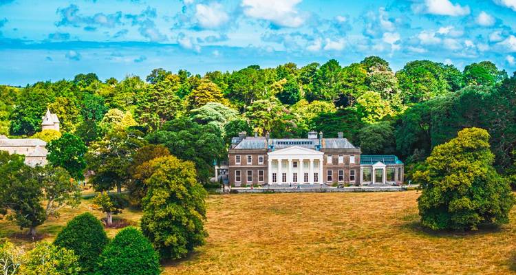 Casa solariega georgiana ubicada en medio de frondosos bosques y una amplia finca con prados abiertos