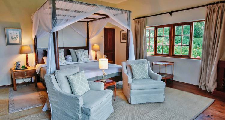 Elegantes Schlafzimmer-Interieur mit Sitzbereich