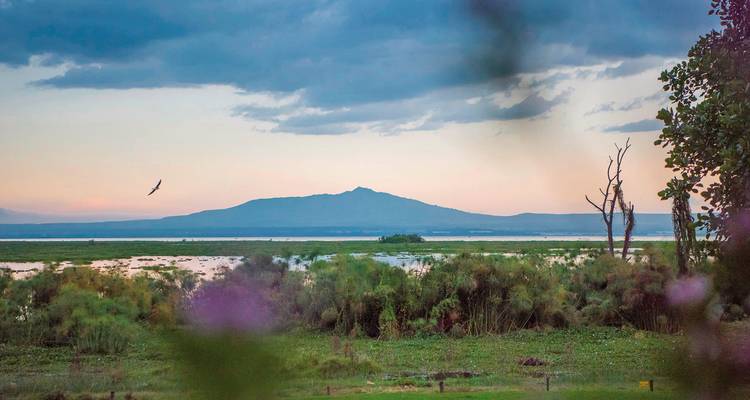 Malerische Aussicht auf einen See mit einem Berg in der Ferne