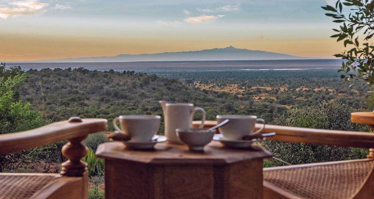 Frühstücksaufbau mit Blick auf Berge im Hintergrund