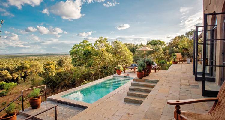 Außenpoolbereich einer Luxuslodge mit Waldblick