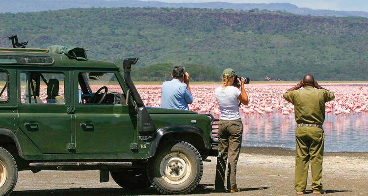 Wildtierbeobachtung von einem Safarifahrzeug in der Nähe eines Sees