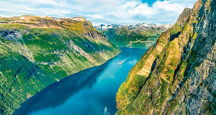 Dramatische Luftaufnahme eines Fjords mit Kreuzfahrtschiff.