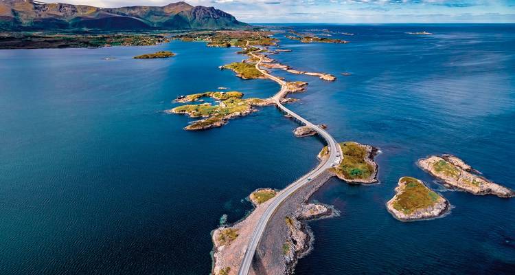 Küstenstraße mit Brücken und malerischem Meerblick.