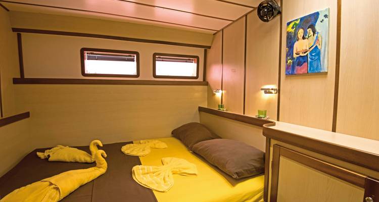 Innenansicht einer gemütlichen Hütte mit einem Bett und Kunst an der Wand.