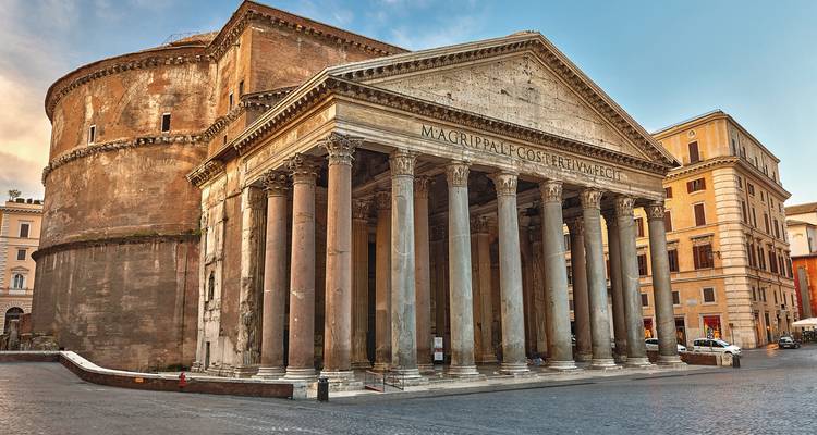 Das Pantheon in Rom mit seinen charakteristischen Säulen und seiner Kuppel.