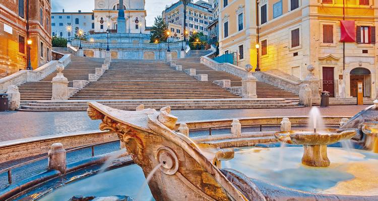 Die Spanische Treppe in Rom mit Blick auf die Fontana della Barcaccia.