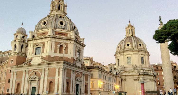 Barocke Kirchenzwillinge in Rom mit Abendlicht.