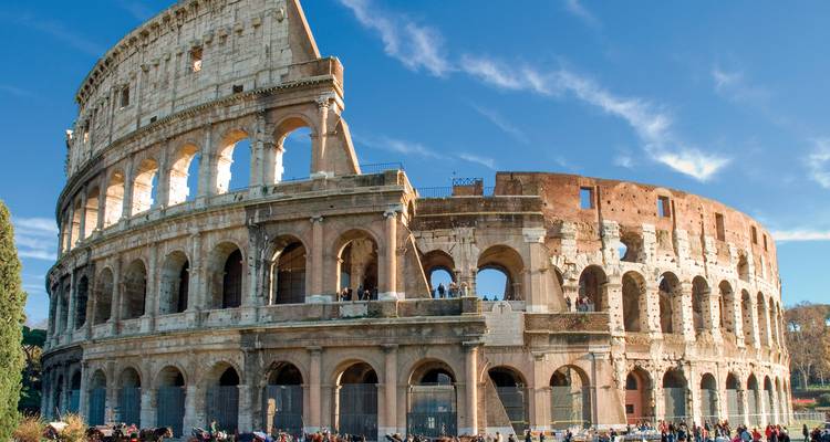 Das ikonische Kolosseum mit Besuchern, die herumlaufen, unter einem klaren Himmel.