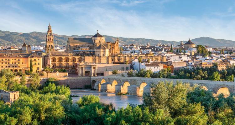 Panoramablick auf Córdoba mit der Römischen Brücke und der Mezquita.