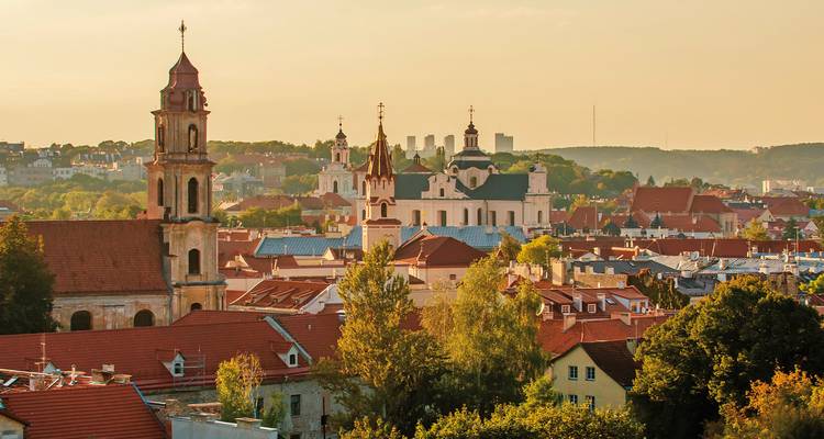 Vue aérienne de l'horizon historique de Vilnius au coucher du soleil.