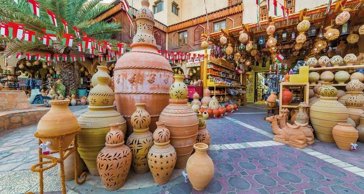 Markt met traditioneel Omaans aardewerk en decoraties.