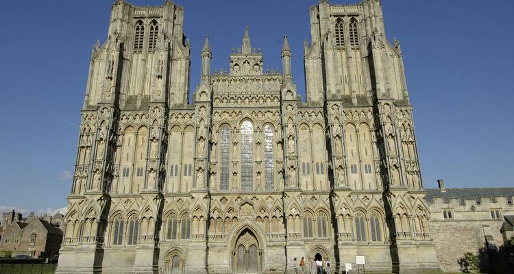 Der Wells Cathedral in England mit seiner detaillierten Fassade.