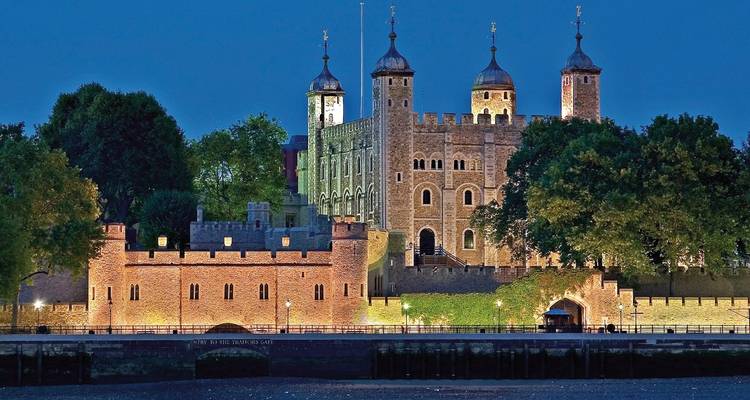 Der Tower of London bei Nacht beleuchtet.