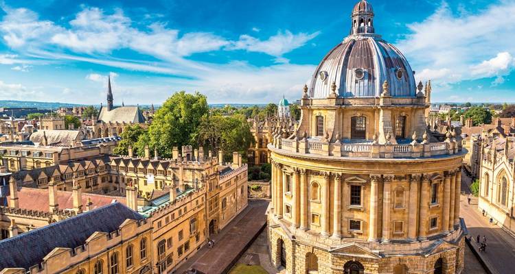 Luftaufnahme historischer Architektur mit einer markanten Kuppel in Oxford, England.