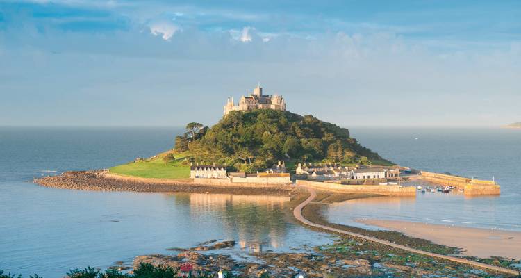 Iconisch kasteel op Saint Michael's Mount dat bij laag tij met het vasteland verbonden is door een smal pad.