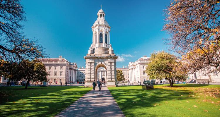 Trinity College en Dublín con su arquitectura histórica.