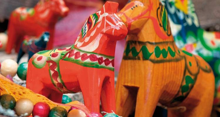 Bunte Holzpferdskulpturen als Teil traditioneller Dekoration.