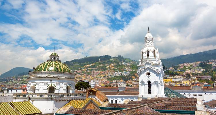 Vue panoramique depuis le toit sur Quito avec un dôme d'église
