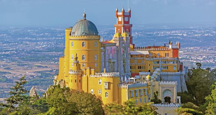 Ein atemberaubender Blick auf den Pena-Palast in Sintra, Portugal, mit lebendigen Farben und Panoramalandschaft.
