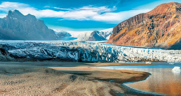 Atemberaubender Gletscher in einer weiten eisigen Landschaft unter einem leuchtend blauen Himmel.