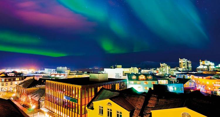 Nordlichter über einer Stadt in der Nacht